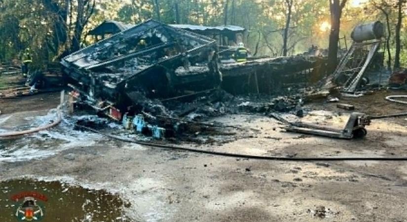 Hatalmas tűz tombolt az M7-es autópálya mellett, hűtőkamion is lángra kapott (helyszíni fotók)