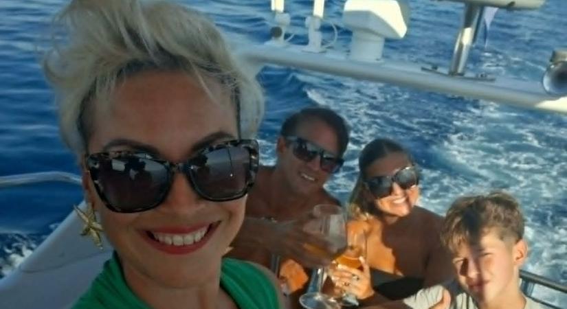 Delfintúra az Adrián: így nyaralnak Halmosi Péterék - Fotók