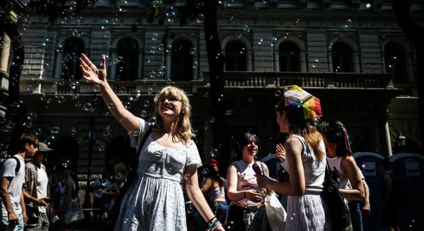 Képeken a hatalmas hőségben vonuló Pride