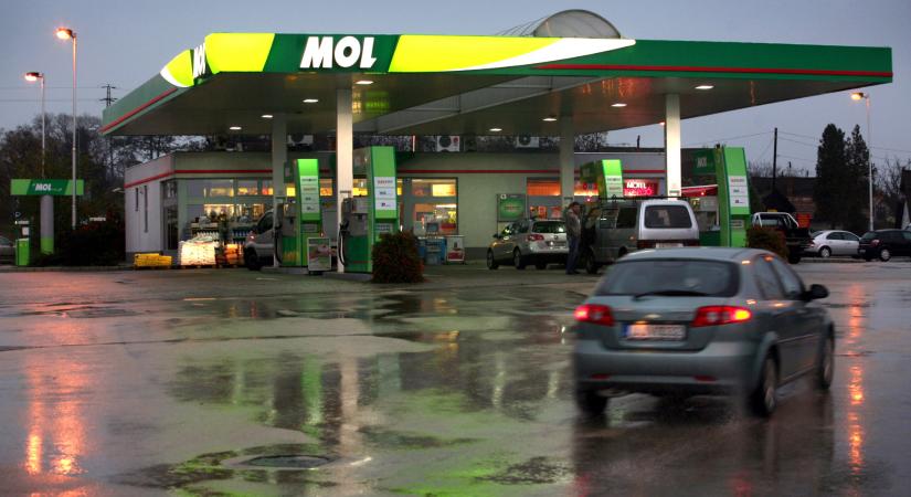 Kivezette a kormány a védett árat, 600 forint alatt maradhat az üzemanyag