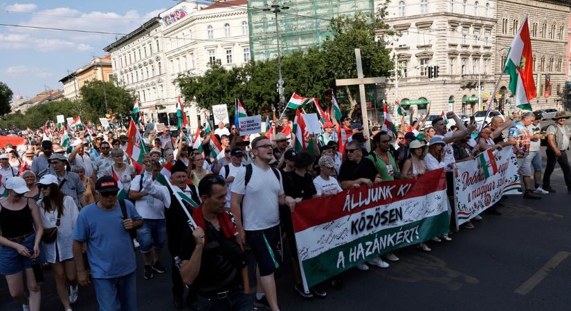 Két tiltakozó felvonulást is tartottak a Pride-dal egyidőben