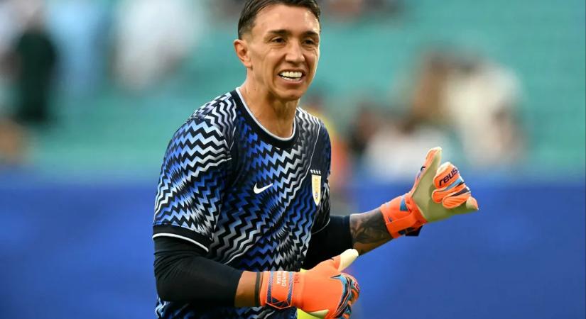 A potyagólokat kapó uruguayi kapus elnézést kért a csapattársaitól a vb-kiesés után