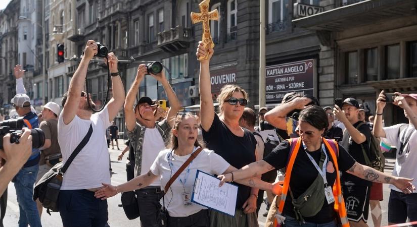 Budaházy Edda kereszttel próbálta megállítani a Pride-ot