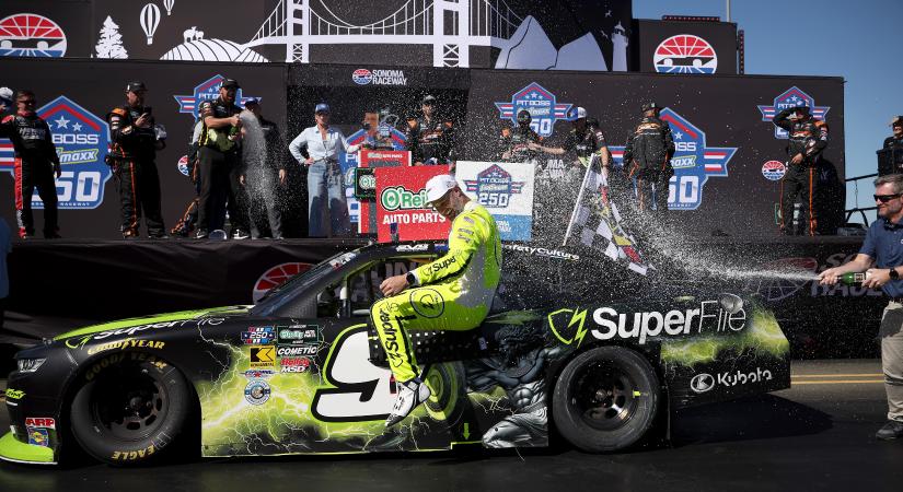 Lehengerlő dominanciával nyerte meg Shane van Gisbergen a NASCAR O’Reilly sonomai futamát
