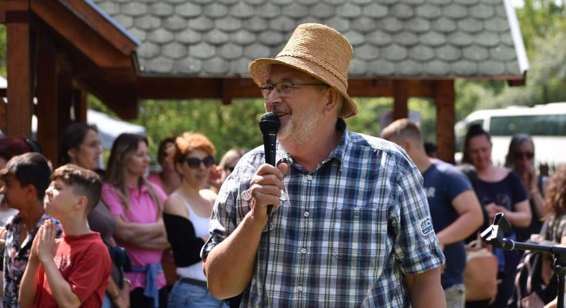 Negyven év után kapott rangos elismerést a vármegyei családok kedvenc Petyus bácsija