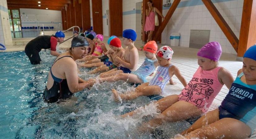 Mikor érdemes úszni tanítani a gyereket? Szakember mondja el a legfontosabb tudnivalókat