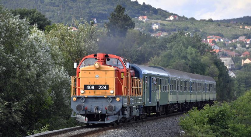 Kezd kialakulni a vasúti káosz a Balatonnál, rémálomnak tűnik vonattal elindulni