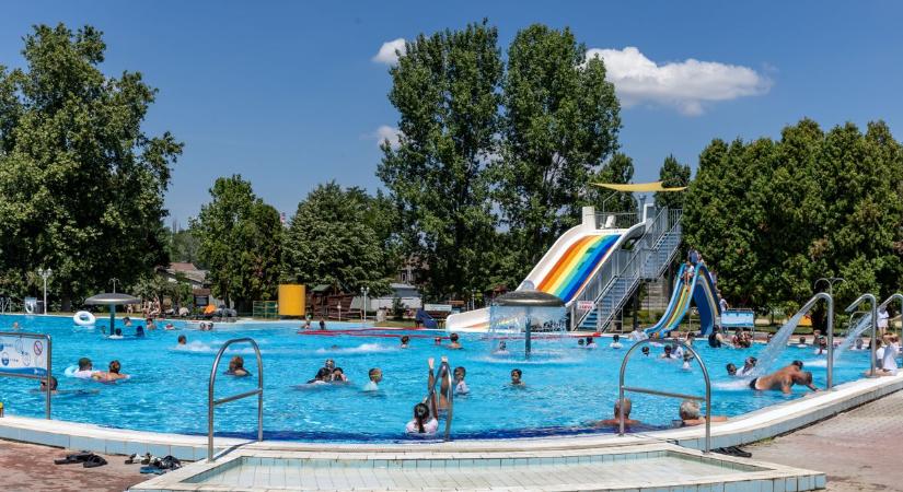 2. Jutalomként strandolhattak: közel 200 komáromi diák töltött el egy napot a Brigetio Gyógyfürdőben