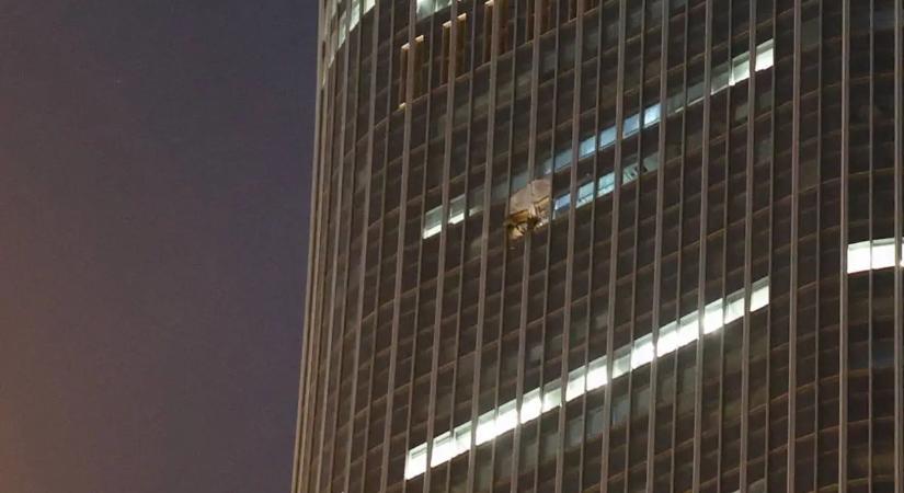 Repülőgép csapódott Peking legmagasabb épületébe