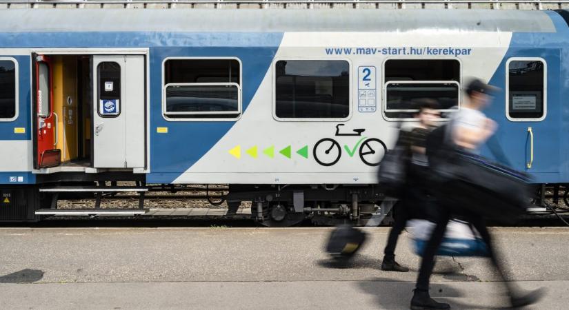 Pótlobuszozás, nagy késések – sok kellemetlenség vár azokra, akik vasárnap a Balatonnál vonatoznának