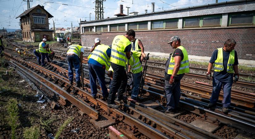 Fékre lépett a MÁV: több vonalon lassítanak a vonatok, felforrósodtak a sínek