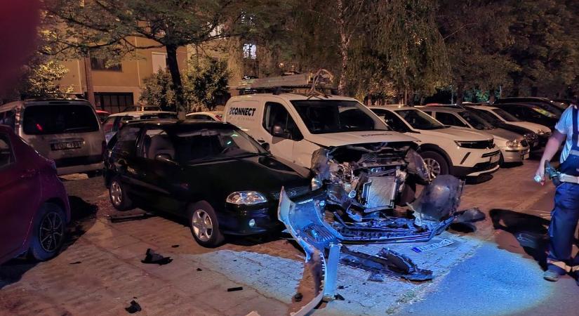 Részeg BMW-s tarolt le hat parkoló autót Debrecenben - fotókon a pusztítás!
