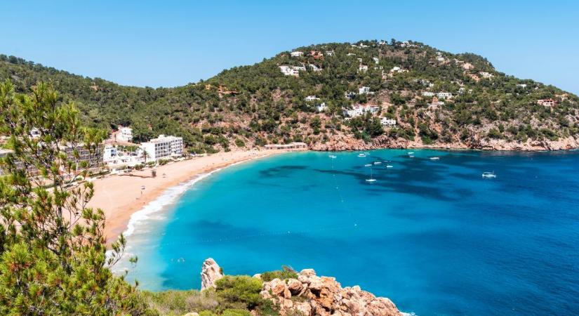 5 ezer kilométer tankolás nélkül: ez a férfi egy fészerben épített napelemes hajóval utazott Ibizára