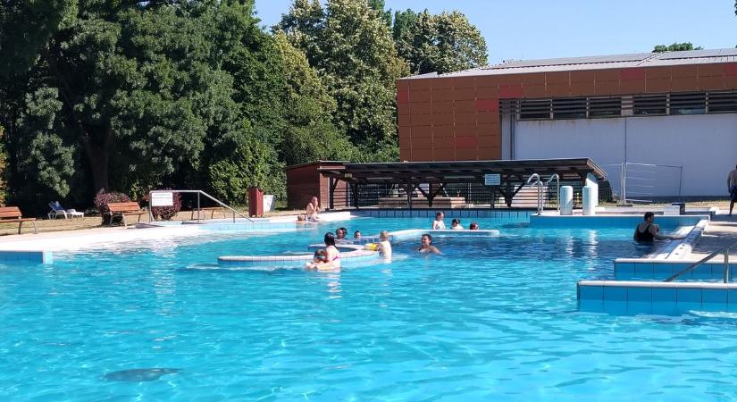A felújítás után kinyitott az ajkai strand