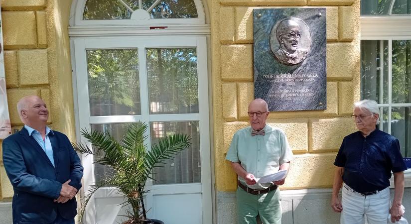 Emléktáblával tisztelegtek a világhírű Kaáli professzor előtt Csongrádon