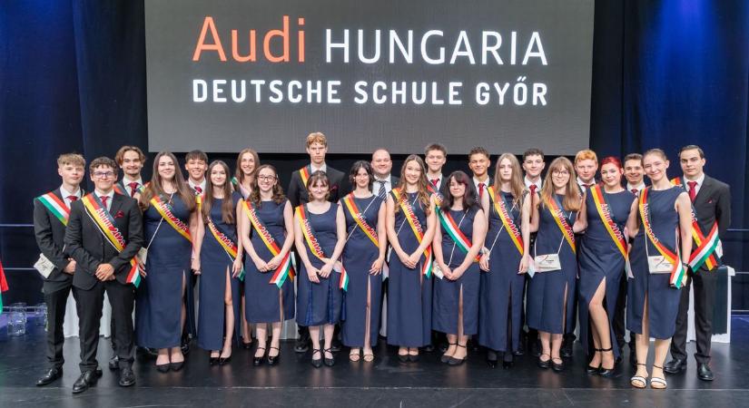 Méltó ünnepségen búcsúzott 70 végzős diák az Audi-iskolában - fotók