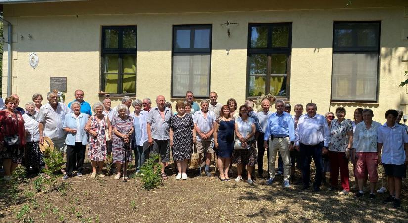 Együtt ünnepelték a öregdiákok a Ludastói iskola építésének 100. évfordulóját  fotók