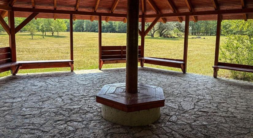 Milliós felújítás után csaptak le a rongálók a Szolnoki Parkerdőben