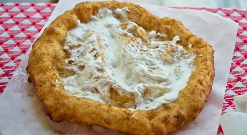 A kemence lángjától a balatoni strandokig: a lángos igazi története