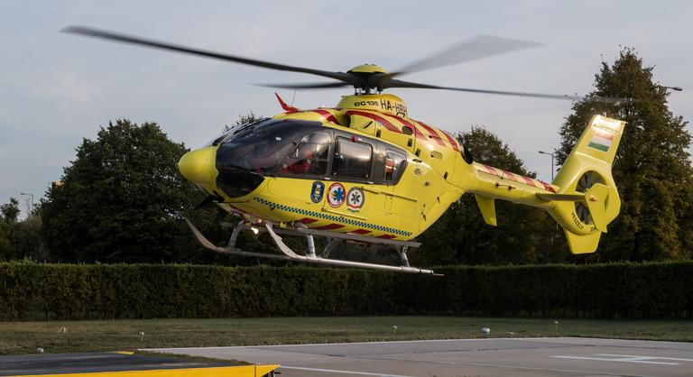 Mentőhelikoptert kellett küldeni a Balatonhoz, kis híján életét vesztette egy strandoló