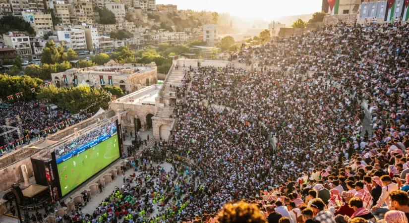 Jordániában kimaxolták a meccsnézést: egy 1900 éves, római kori színházban szurkoltak