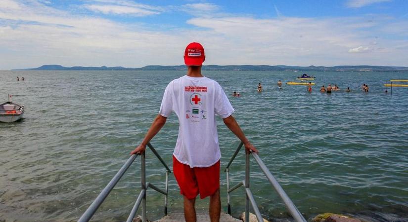 Vöröskeresztes szabolcsi fiatalok is vigyázzák a balatoni strandokon a nyaralók biztonságát