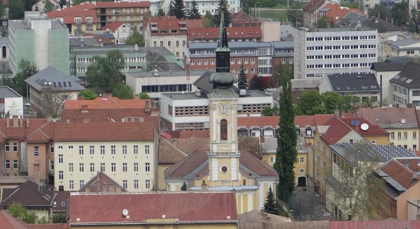 Visszaeső rágalmazó terjeszthette plakátokon a pedofilvádat egy papról Miskolcon