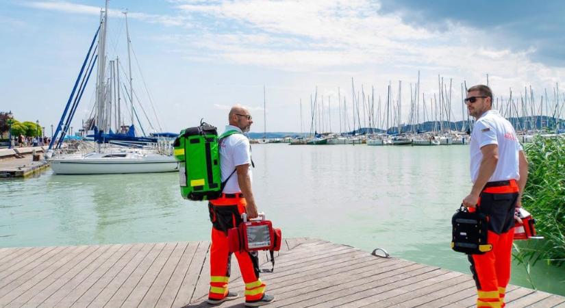 Fejest ugrott a sekély Balatonba, mentőhelikoptert kellett hívni a strandoló férfihoz