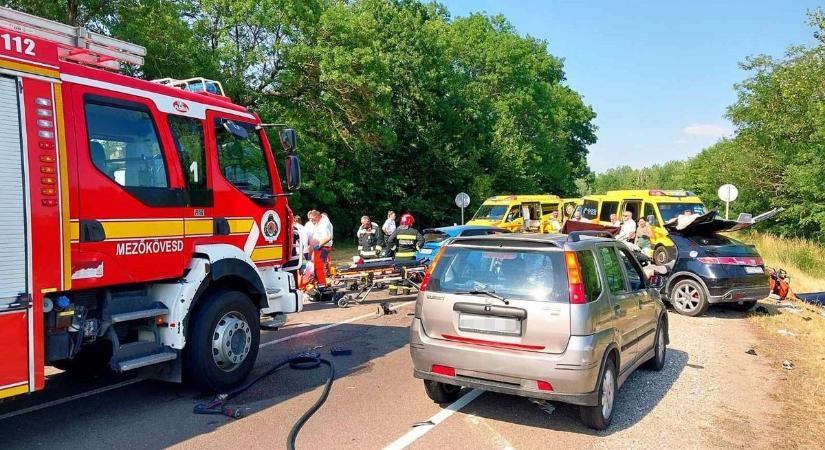 Újabb drámai fotókon a bükkábrányi baleset: mentőhelikopter az úton, az egyik autóból szinte semmi nem maradt (18)