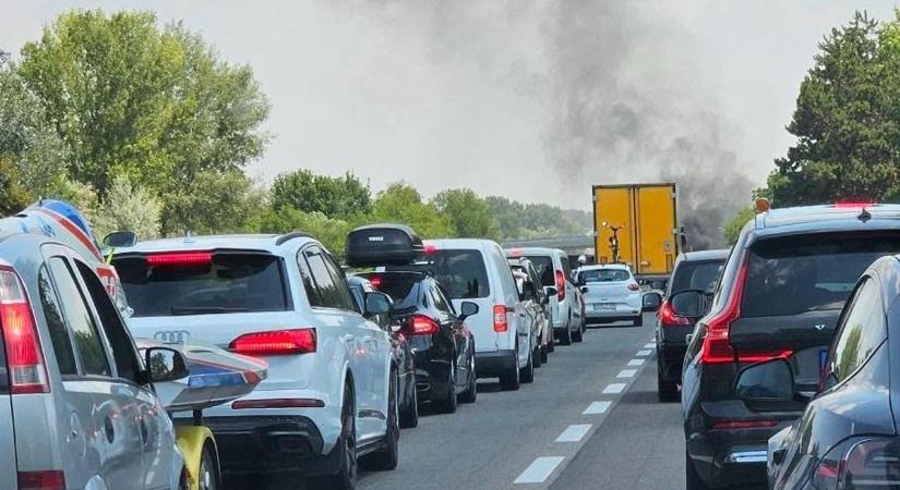 Most jött: óriási füst borítja az M7-est Fehérvár mellett, lezárták a sztrádát (frissítve)