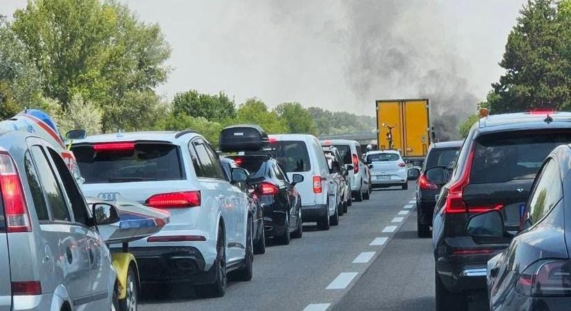 Kigyulladt egy autó az M7-esen, több kilométeres a kocsisor