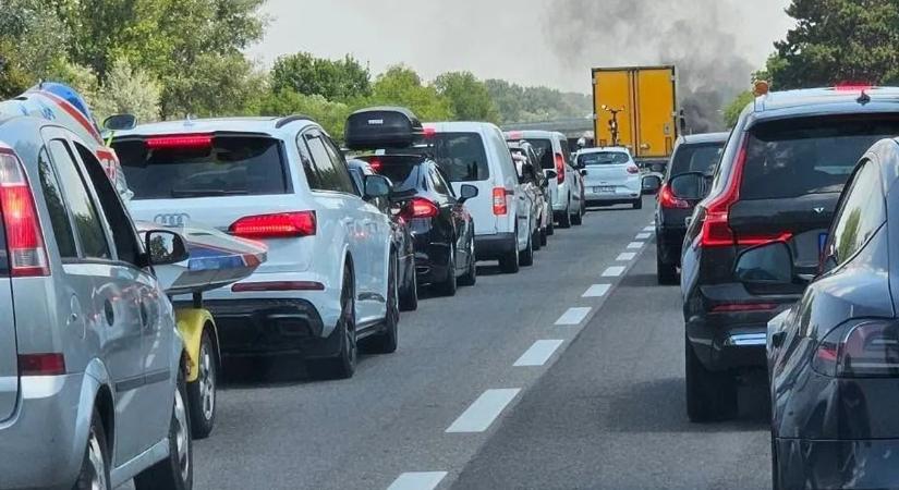 Felcsaptak a lángok az M7-esen, hatalmas a torlódás