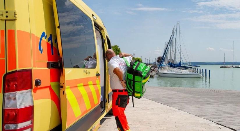 Újraélesztés a Balaton-parton: fejest ugrott a sekély vízbe, majdnem az életével fizetett