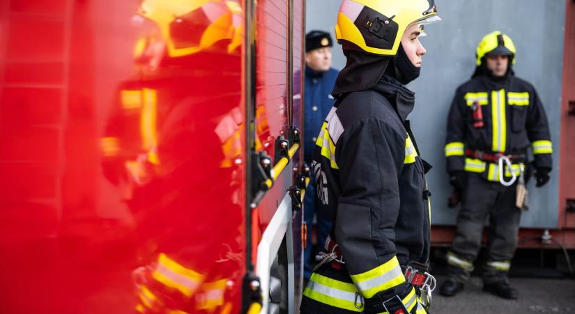 Kiégett egy autó az M7-esen: az aszfalt is megolvadt, óriási torlódás