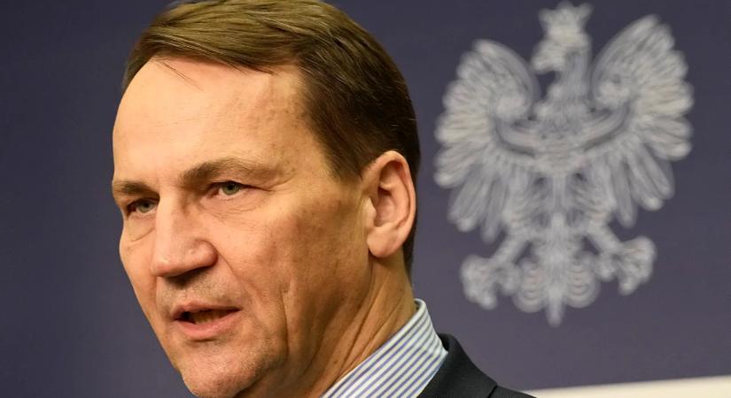 Sikorski szerint Oroszország hamis zászlós műveletet készíthet elő