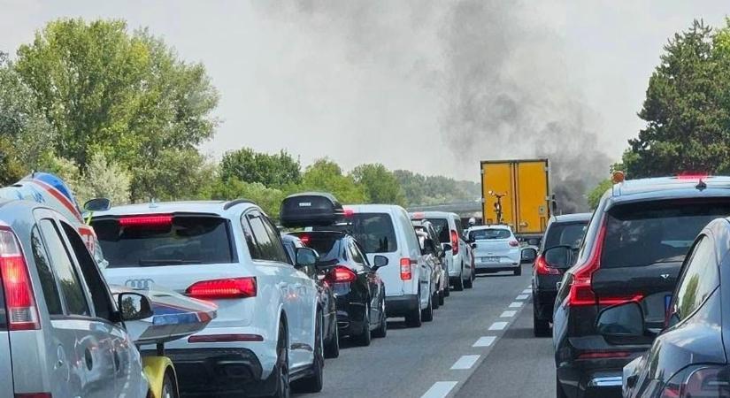 Mindenki készüljön, óriási káosz az M7-esen, nem lehet látni a füsttől