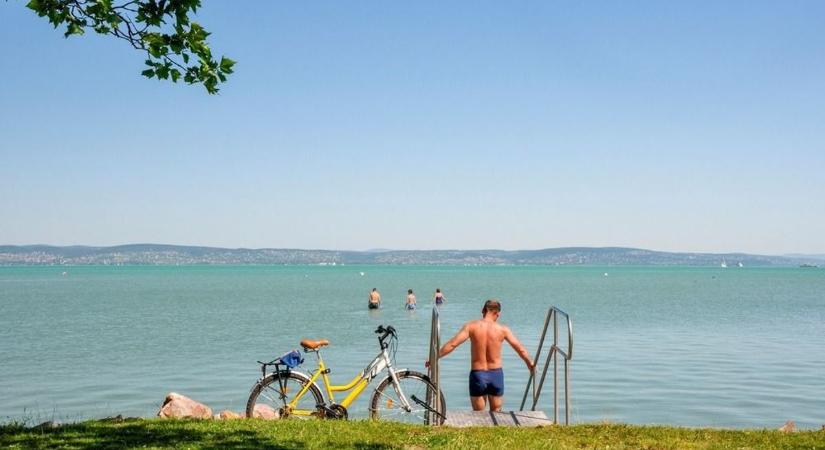 Fejest ugrott a sekély vízbe a Balatonnál, újra kellett éleszteni a fiatal férfit