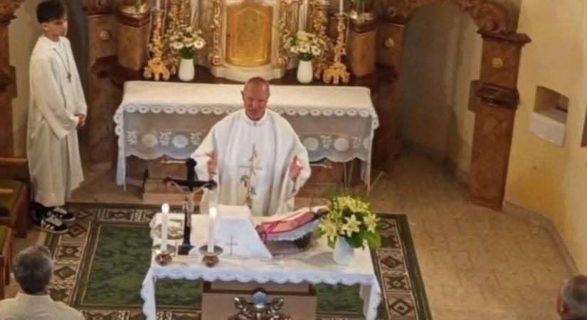 Tóth Imre atya ezüstmisét mutatott be a höveji templomban, hívei szeretik a plébánost