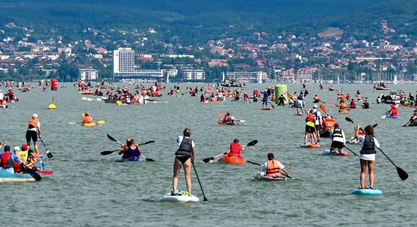 A kánikula ellenére több mint négyezren evezték át a Balatont