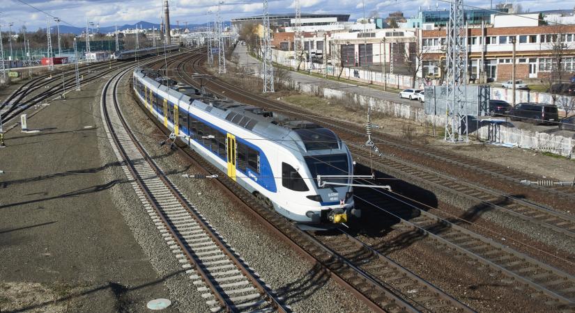 MÁV: egy lerobbant vonat miatt késnek a járatok a Balaton északi partján