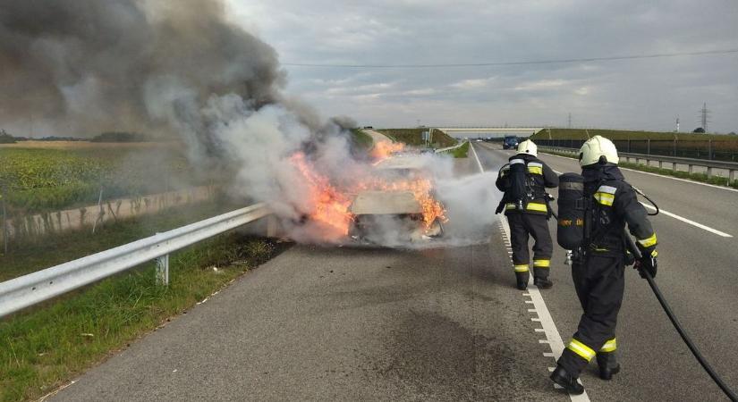 Lángba borult egy autó az M7-es autópályán, több kilométeres dugó alakult ki