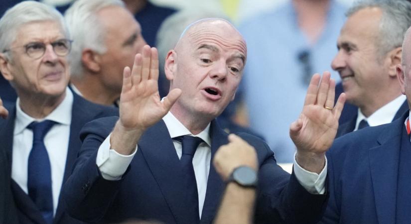 A FIFA elnöke úgy röpköd a meccsek között, hogy azt még Taylor Swift is megirigyelhetné