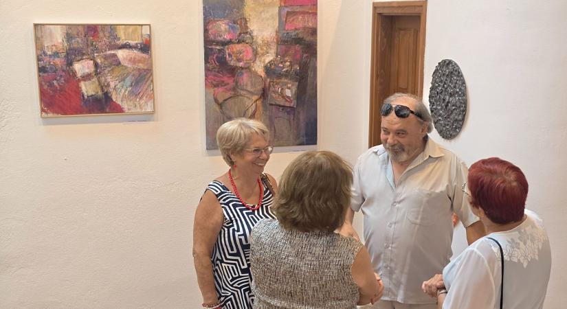 Színek, formák, gondolatok – Fejér vármegye alkotói mutatkoznak be az agárdi kiállításon (galéria)