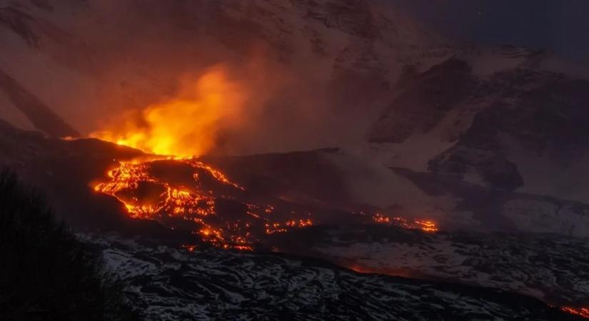 Látványos felvétel: így hömpölyög a láva az Etna oldalán