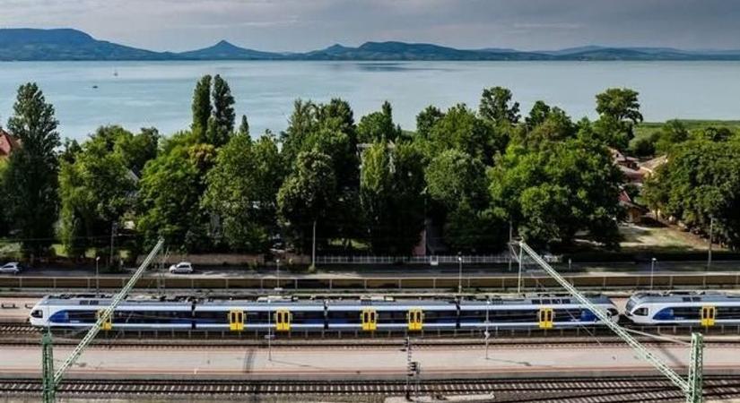Ilyen nincs: visszafelé húzzák a vonatot a Balatonnál, lehalt a közlekedés – átállnak buszokra