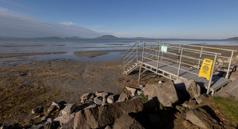 Fejest ugrott a Balatonba, mentőhelikopter ment érte