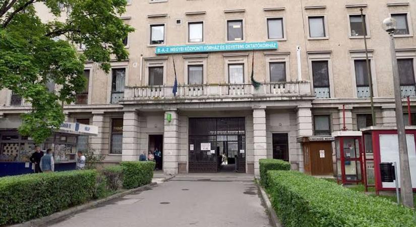 Helyreigazítást közölt a miskolci kórház: életben van a másik édesanya is!
