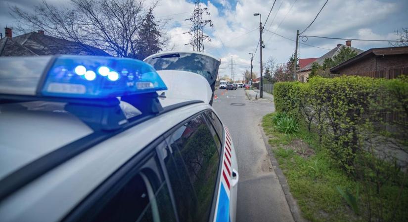 Baleset a 35-ösön: szalagkorlátnak ütközött egy autó, félpályán halad a forgalom!