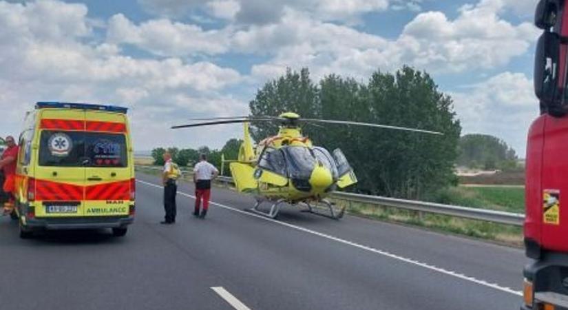 Volt, akit újra kellett éleszteni, később mentőhelikopter is érkezett az autópályára