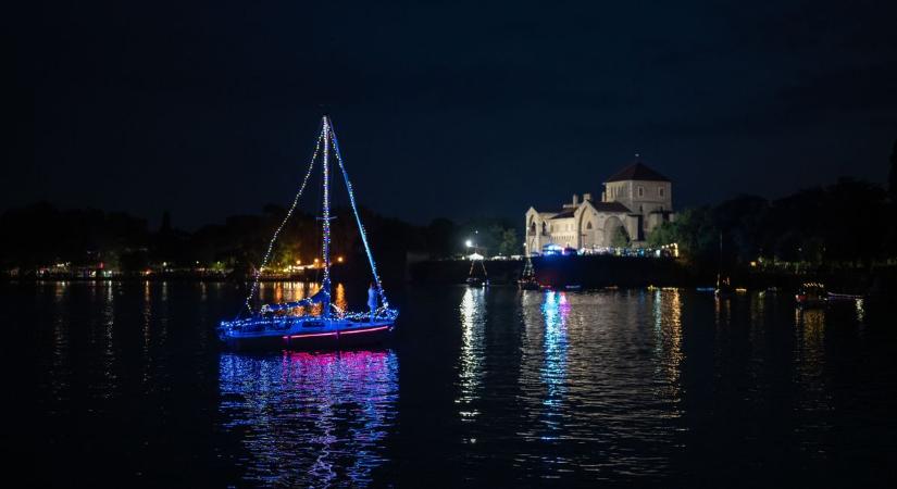 Fotókon és videón a káprázatos tűzijáték és lampionok a tatai Öreg-tó felett